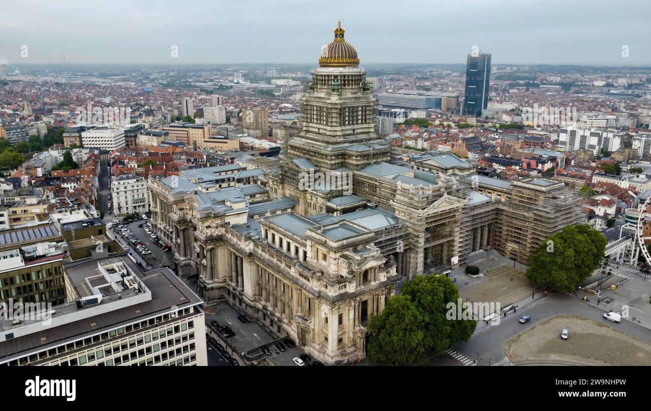 Vista aerea con drone dei Tribunali di Bruxelles (Palais de Justice in Place Poelaert, Bruxelles, Belgio. Enorme landmark storico neoclassico.) Foto Stock
