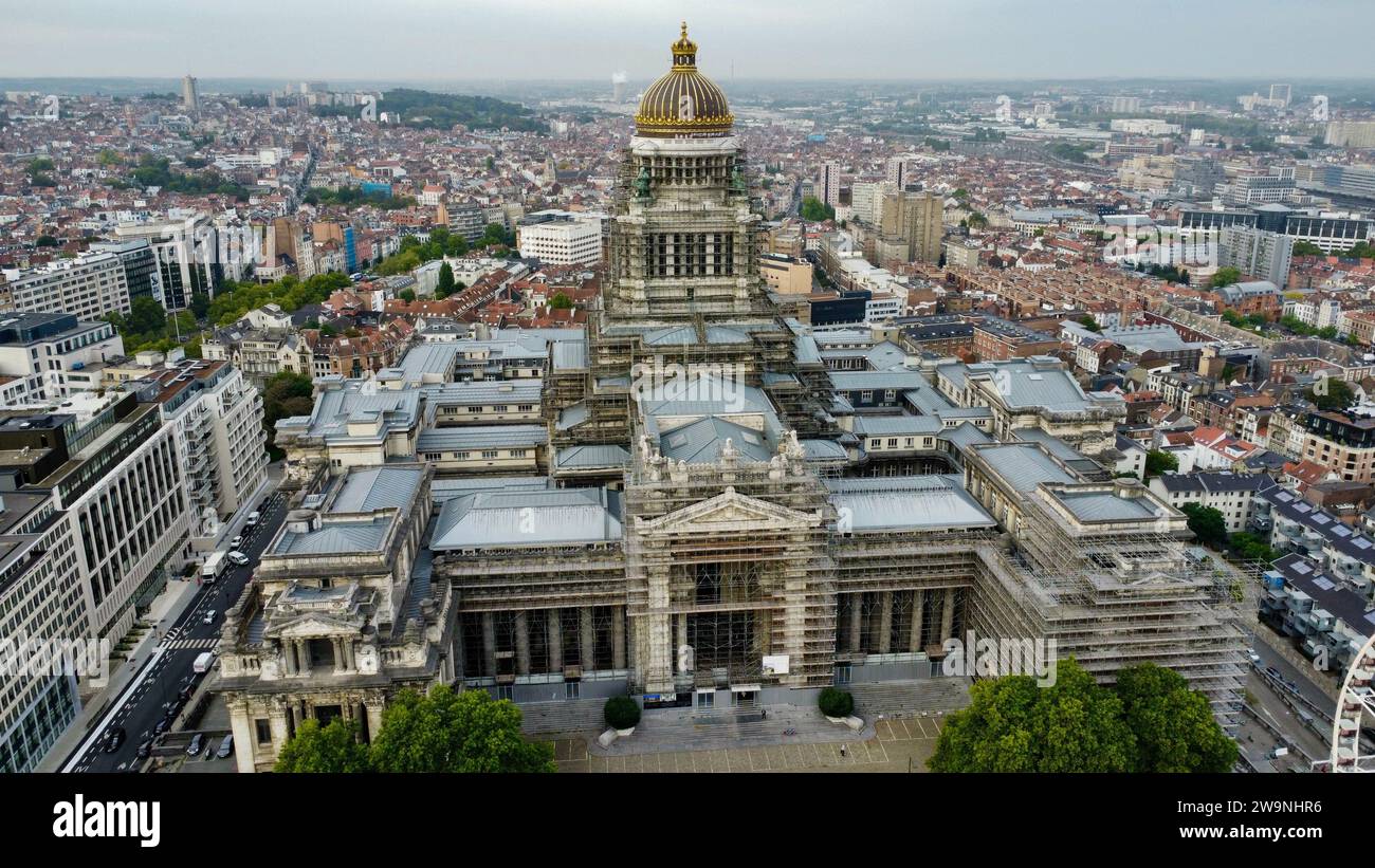 Vista aerea con drone dei Tribunali di Bruxelles (Palais de Justice in Place Poelaert, Bruxelles, Belgio. Enorme landmark storico neoclassico.) Foto Stock