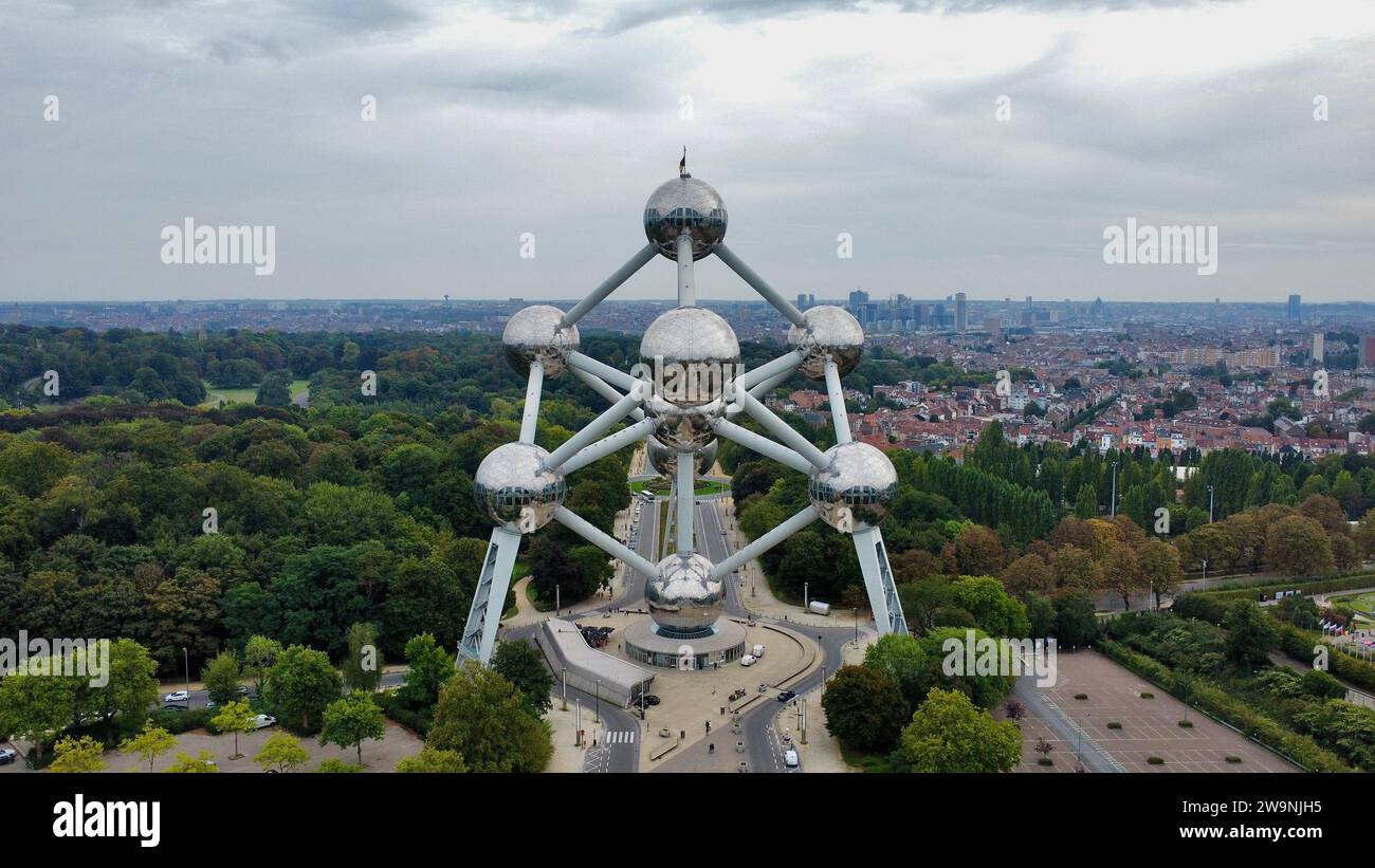 Vista aerea con drone della struttura iconica dell'Atomium in Place de l'Atomium, Bruxelles, Belgio. Monumento modernista dell'Esposizione Universale del 1958. Foto Stock