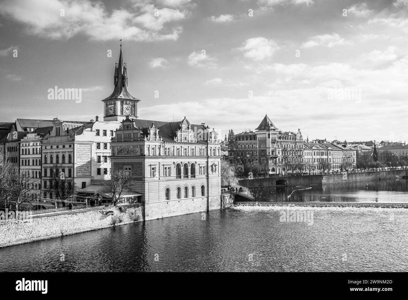 Museo Bedrich Smetana sul fiume Moldava. Argine Smetana a Praga, Cechia. Fotografia in bianco e nero. Foto Stock