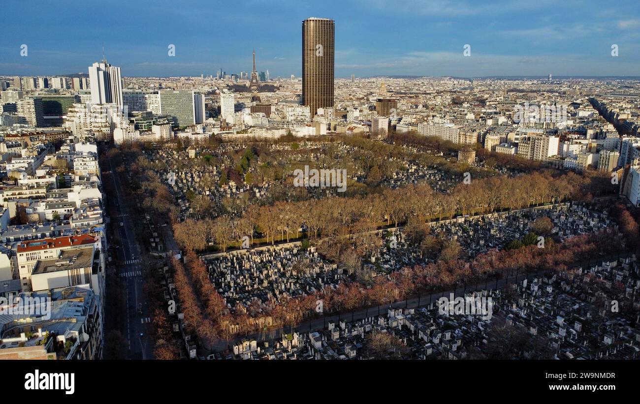 Vista aerea con drone della Torre Montparnasse (Tour Montparnasse in Avenue du Maine, Parigi, Île-de-France, Francia. Iconico orizzonte di grattacieli moderni. Foto Stock
