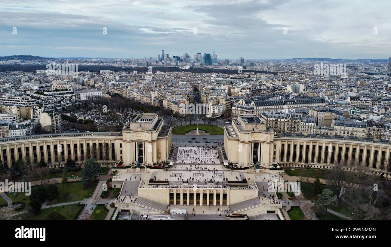 Vista aerea con drone di Piazza Trocadéro e del 11 Novembre che si affaccia sul Palais de Chaillot e sulla Torre Eiffel a Parigi, Francia. Foto Stock