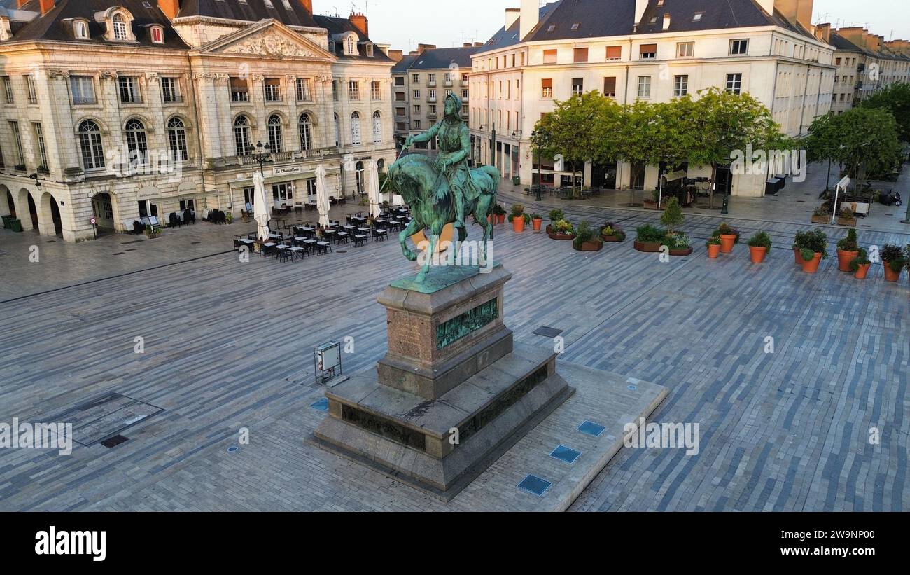 Vista aerea con drone della statua di Giovanna d'Arco (Statue de Jeanne d'Arc in Place du Martroi, Orléans, Loiret, Francia. Monumento equestre in piazza.) Foto Stock