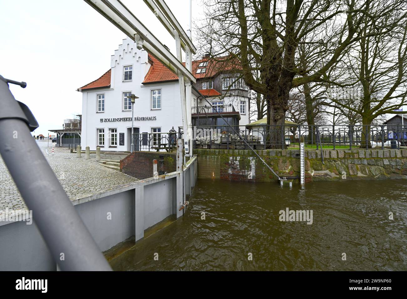 Porta di inondazione presso la Zollenspieker Ferry House presso l'Elba ad Amburgo-Kirchwerder durante la tempesta attraverso lo Stormtief Zoltan, Amburgo, Germania, Europa Foto Stock