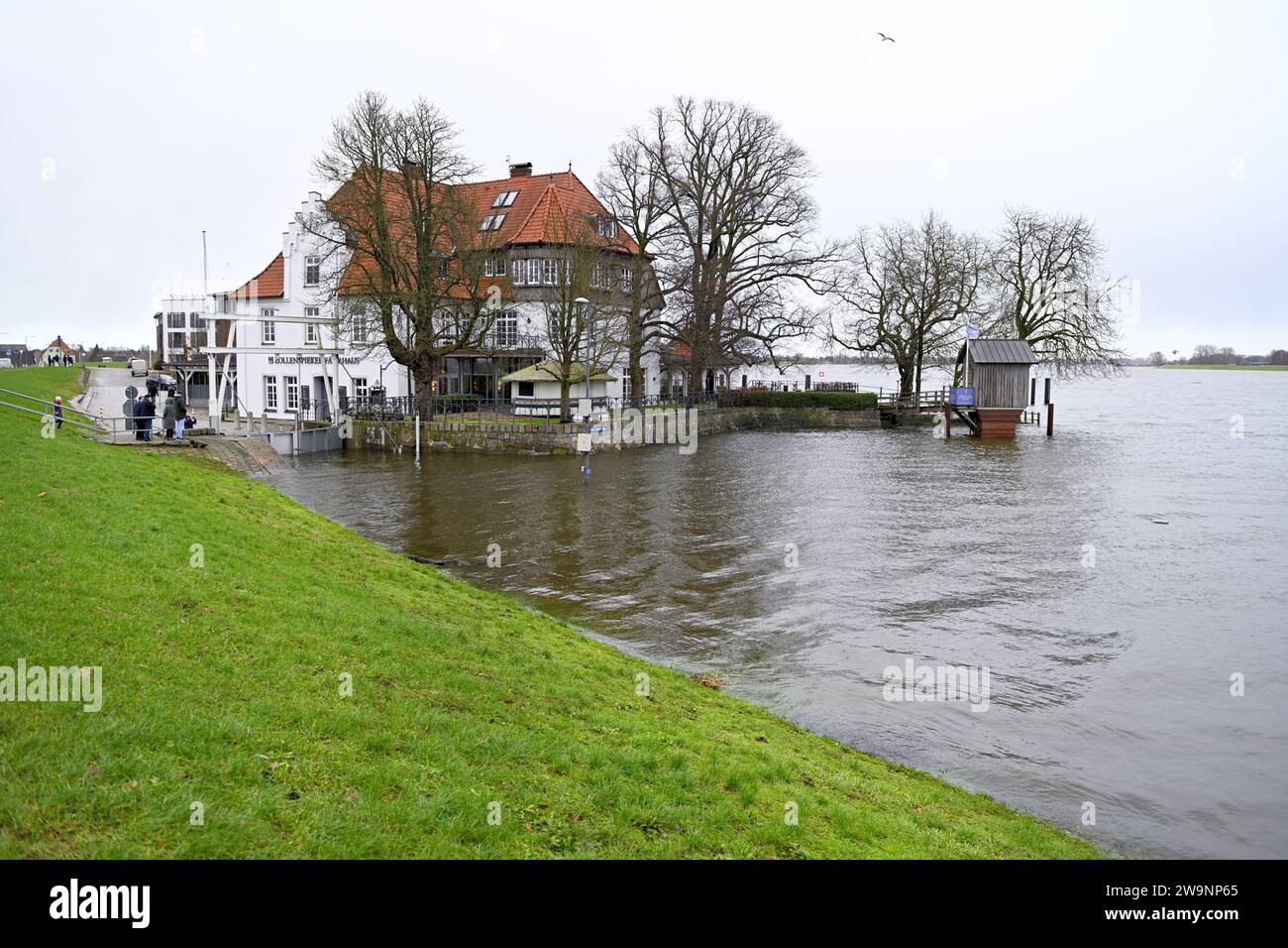 Zollenspieker Ferry House at the Elbe in Hamburg-Kirchwerder durante Storm Surge through Stormtief Zoltan, Amburgo, Germania, Europa Foto Stock