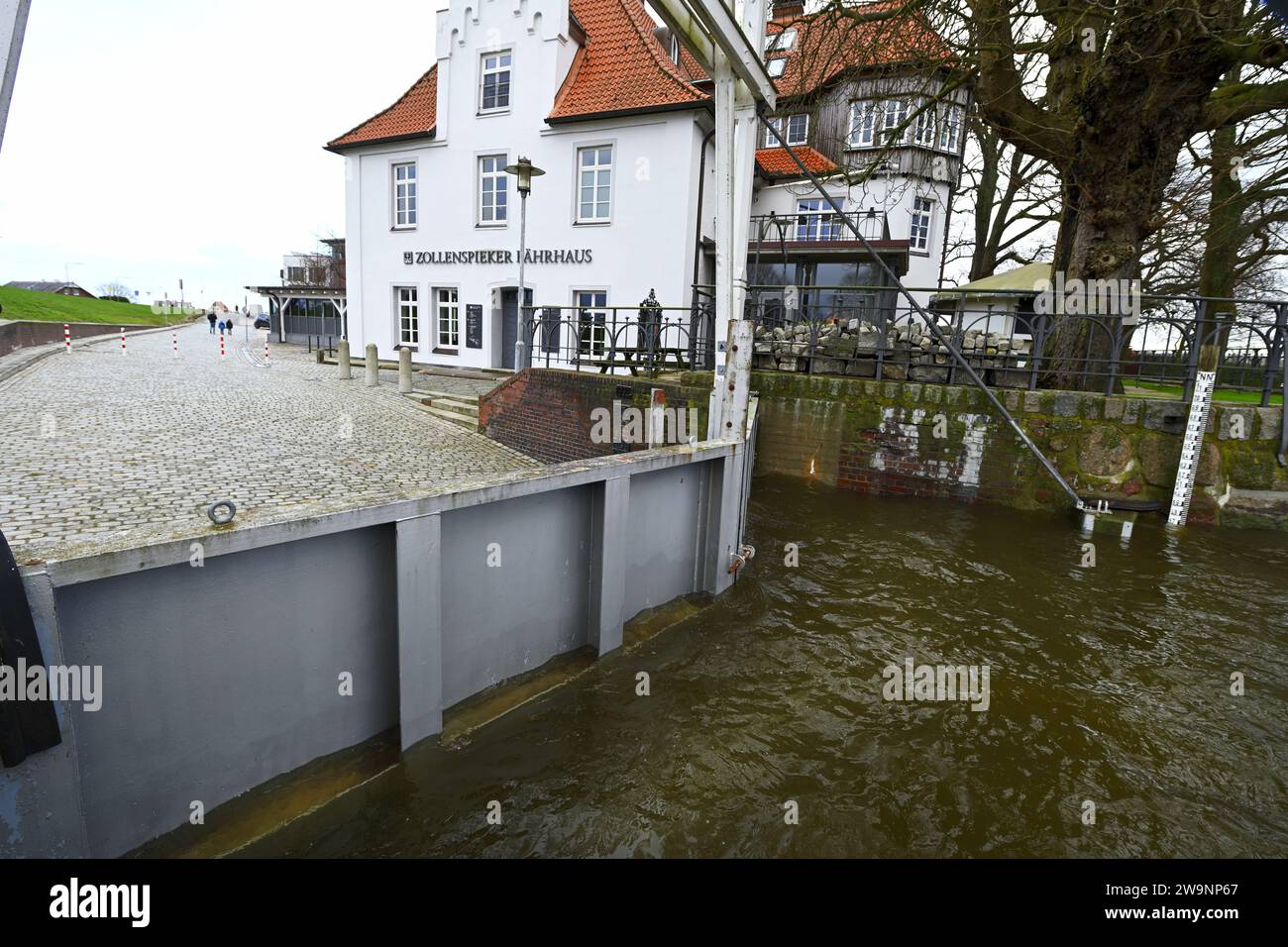 Porta di inondazione presso la Zollenspieker Ferry House presso l'Elba ad Amburgo-Kirchwerder durante la tempesta attraverso lo Stormtief Zoltan, Amburgo, Germania, Europa Foto Stock