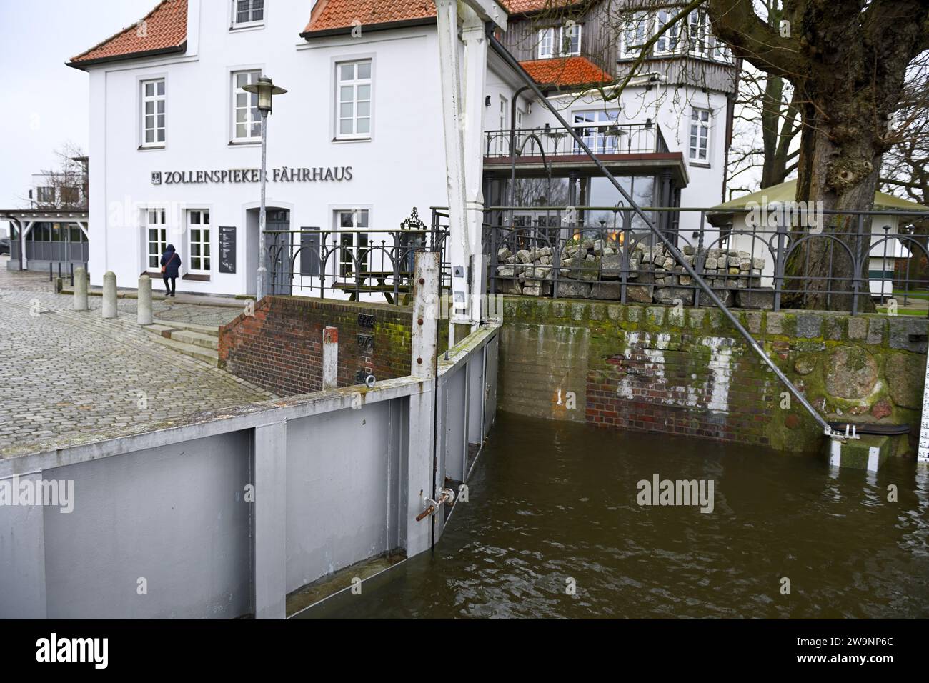 Porta di inondazione presso la Zollenspieker Ferry House presso l'Elba ad Amburgo-Kirchwerder durante la tempesta attraverso lo Stormtief Zoltan, Amburgo, Germania, Europa Foto Stock