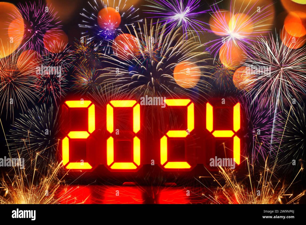 Light display with the Year 2024 e fuochi d'artificio, Symbol Photo New Year 2024, fotomontaggio Foto Stock