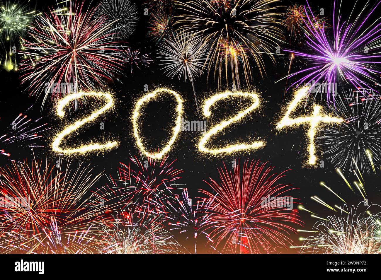 Fuochi d'artificio e il numero 2024 nel cielo notturno, Symbol Photo New Year 2024, Photo Montage Foto Stock
