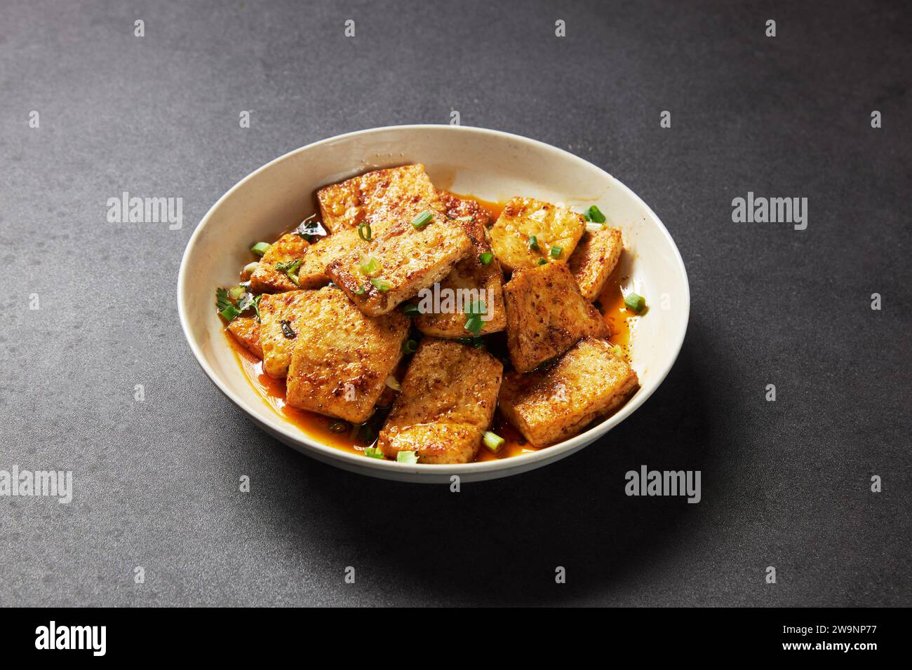 Tofu brasato (stufato) o tofu fritto in profondità Foto Stock