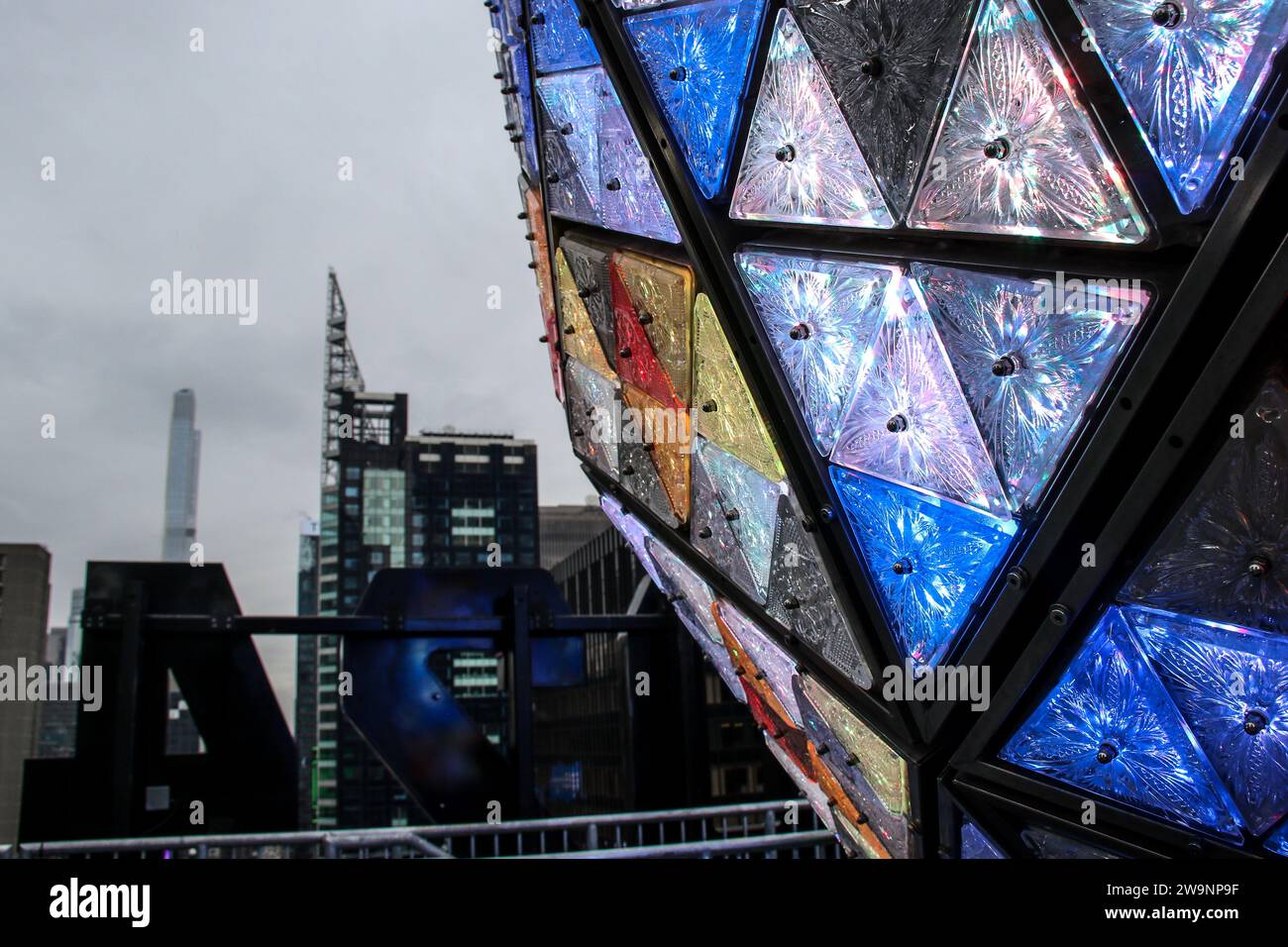 New York, Stati Uniti. 27 dicembre 2023. Il ballo di Capodanno svela il design celebrativo speciale per le 2024 feste ufficiali di Times Square a New York, New York, il 27 dicembre 2023. Il design celebrativo di quest'anno presenta uno speciale motivo a farfalla creato in collaborazione con Fontainebleau Las Vegas, il resort e casinò di lusso atteso a livello globale che ha aperto sulla Las Vegas Strip il 13 dicembre 2023. (Foto di Erica Price/Sipa USA) credito: SIPA USA/Alamy Live News Foto Stock