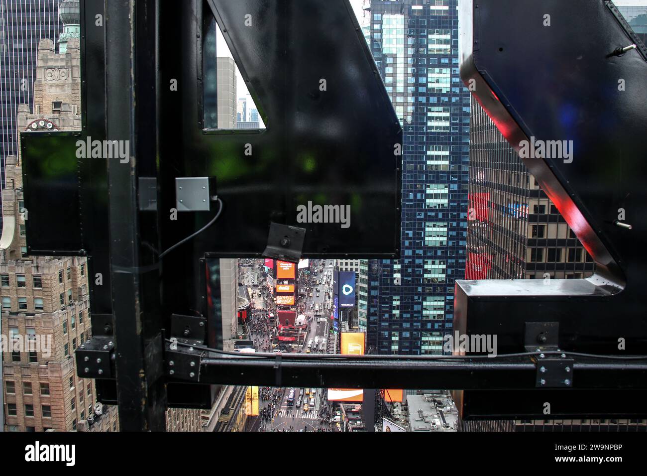 New York, Stati Uniti. 27 dicembre 2023. Il ballo di Capodanno svela il design celebrativo speciale per le 2024 feste ufficiali di Times Square a New York, New York, il 27 dicembre 2023. Il design celebrativo di quest'anno presenta uno speciale motivo a farfalla creato in collaborazione con Fontainebleau Las Vegas, il resort e casinò di lusso atteso a livello globale che ha aperto sulla Las Vegas Strip il 13 dicembre 2023. (Foto di Erica Price/Sipa USA) credito: SIPA USA/Alamy Live News Foto Stock