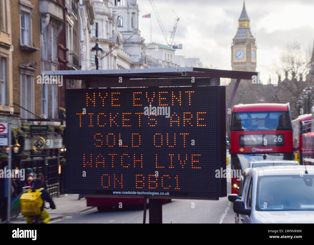 Londra, Regno Unito. 29 dicembre 2023. Un cartello a Whitehall mostra un messaggio che indica che i biglietti per lo spettacolo pirotecnico di Capodanno sono esauriti. Credito: Vuk Valcic/Alamy Live News Foto Stock