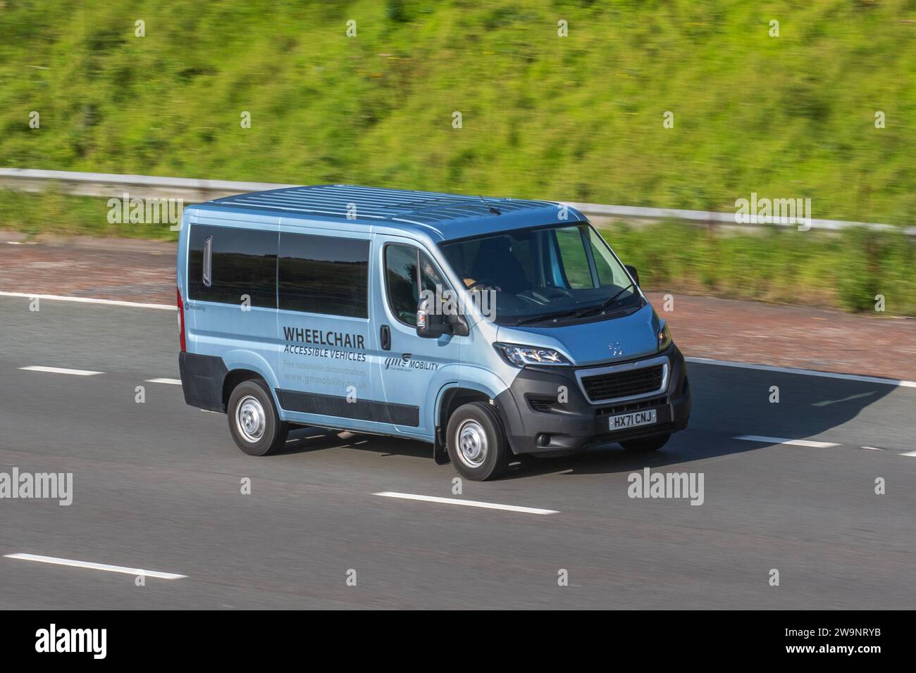 Veicoli per disabili su sedia a rotelle. 2021 Peugeot Boxer 333 L1h1 Bluehdi 120 L1H1 SWB Start/Stop Blue LCV Window Van Diesel 2200 cc. Veicolo passeggeri accessibile con sedia a rotelle a pianale piatto (WAV) Foto Stock