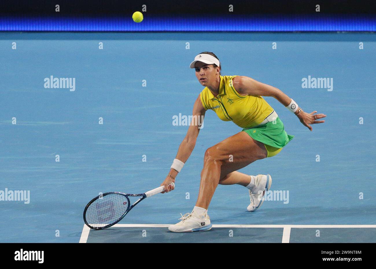 Perth, Australia. 29 dicembre 2023. L'australiana Ajla Tomljanovic fa ritorno a Katie Boulter durante la partita di singolare femminile al torneo di tennis United Cup a Perth, Australia, 29 dicembre 2023. Credito: Zhou Dan/Xinhua/Alamy Live News Foto Stock