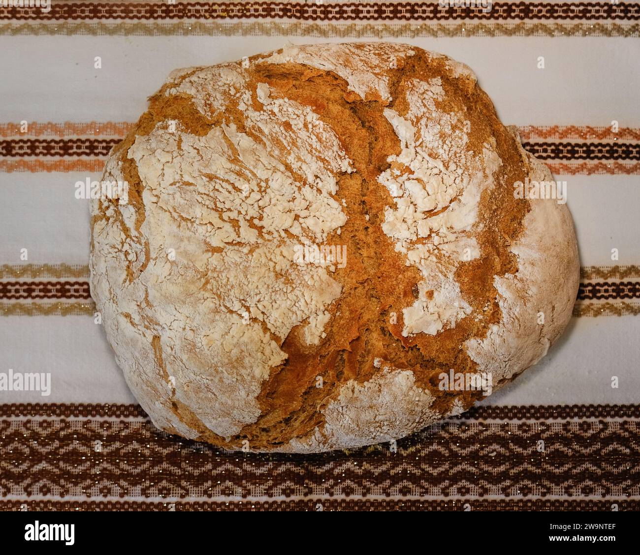 Pane croccante a base di segale intera e farina di grano a casa, appena estratto dal forno. Cibo sano. Foto Stock