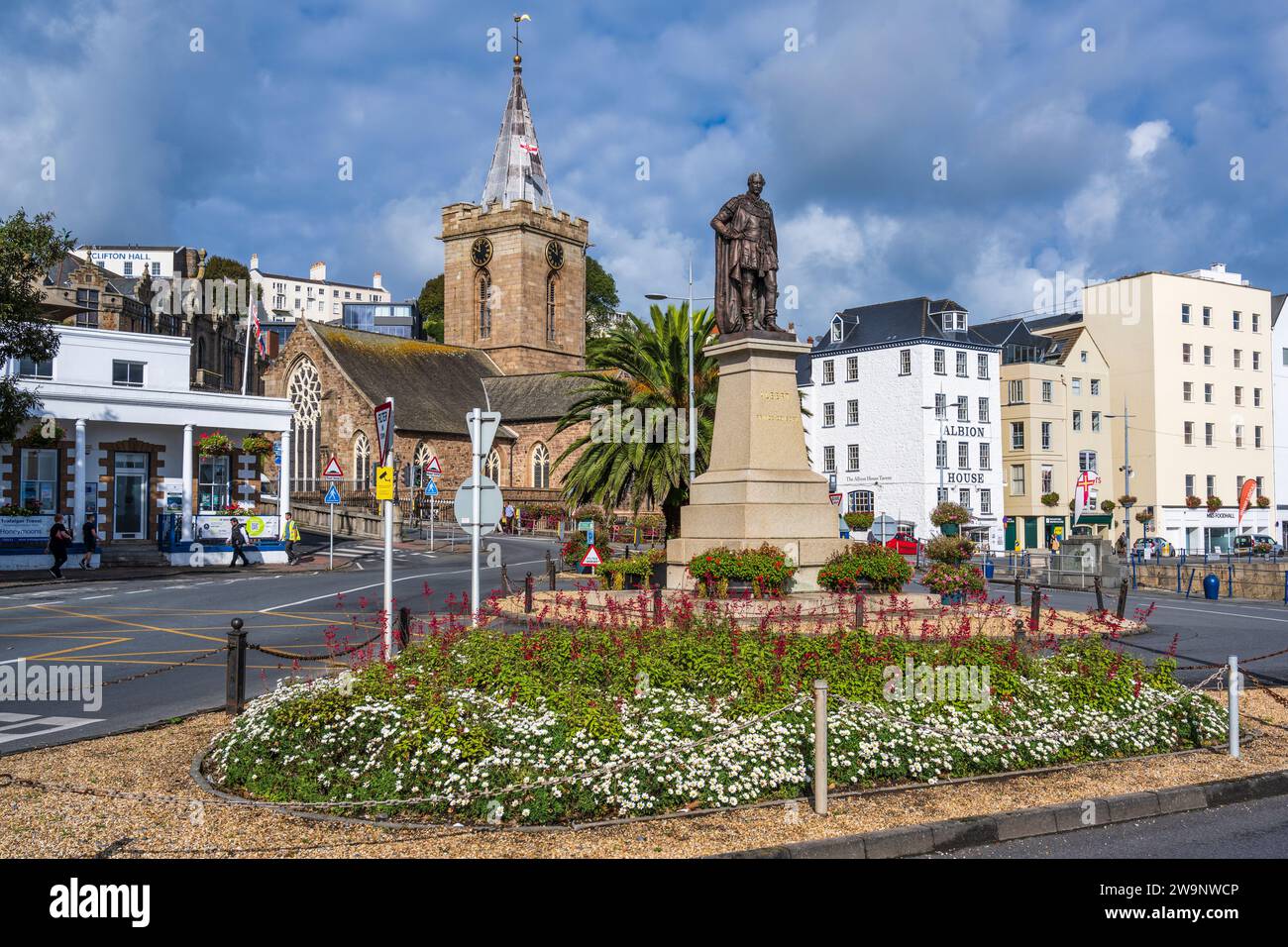 Statua del principe Alberto, con chiesa cittadina sullo sfondo, da Albert Pier a St Peter Port, Guernsey, Isole del Canale Foto Stock