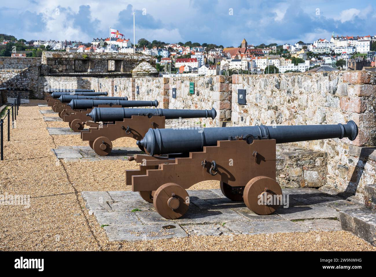 Replica dei cannoni Saker sulla Saluting Battery che si affaccia sul porto di St Peter a Castle Cornet, St Peter Port, Guernsey, Channel Islands Foto Stock