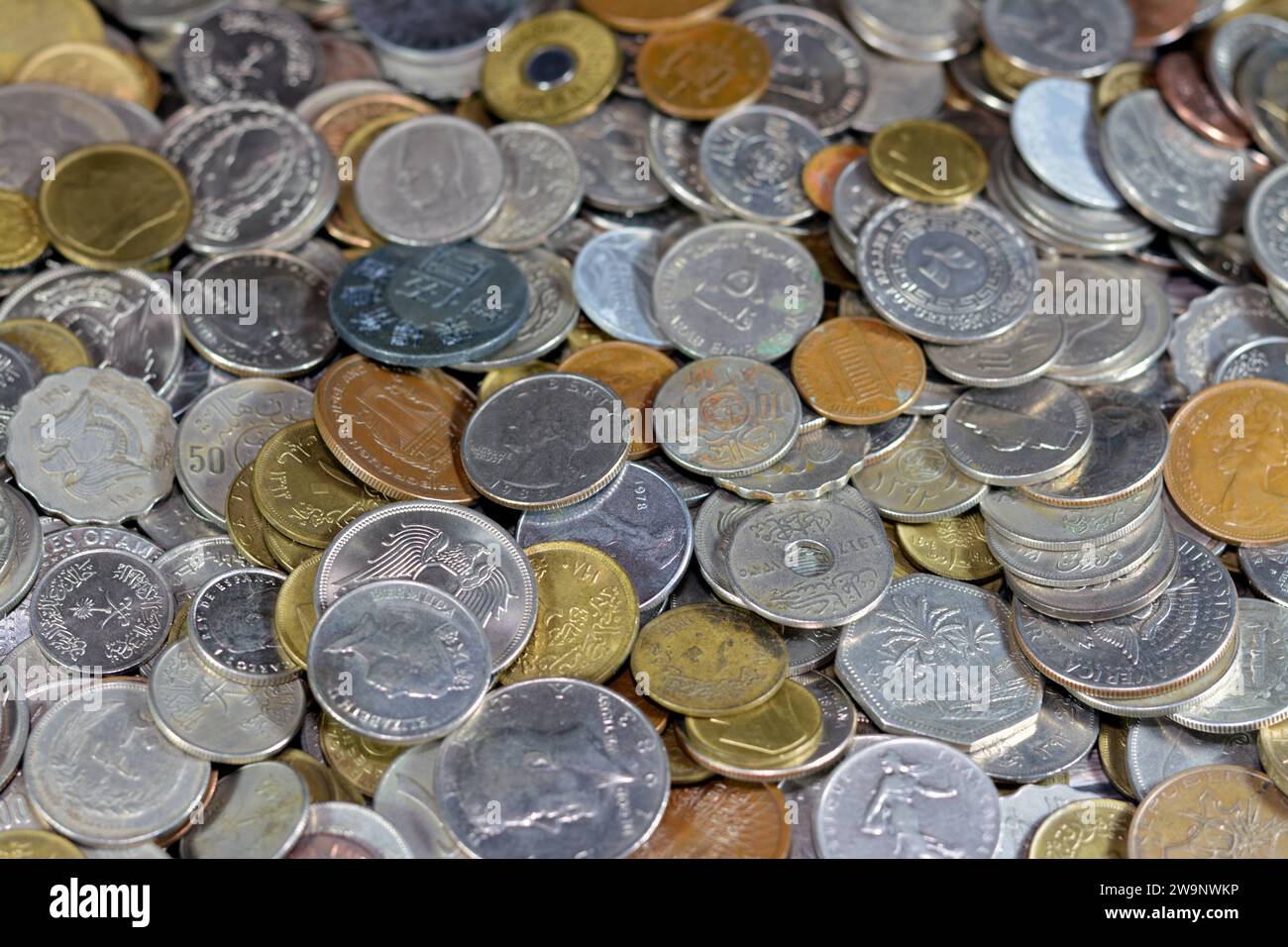 Sfondo di varie monete provenienti da molti paesi e valori diversi, vintage retrò, vecchie monete monete di diversi paesi e tempi diversi, p Foto Stock