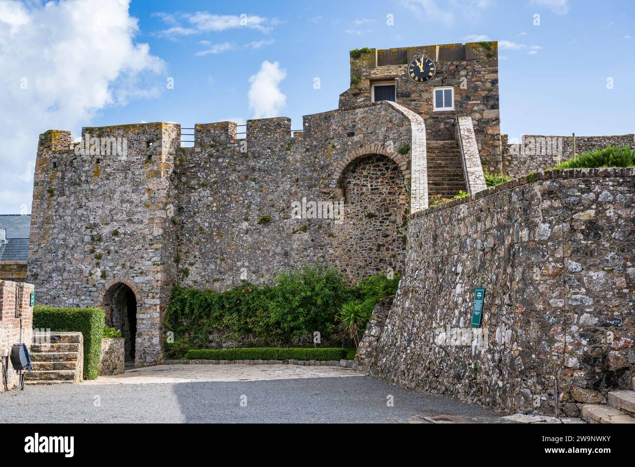 Mura medievali e barbacane a Castle Cornet a St Peter Port, Guernsey, Isole del Canale Foto Stock