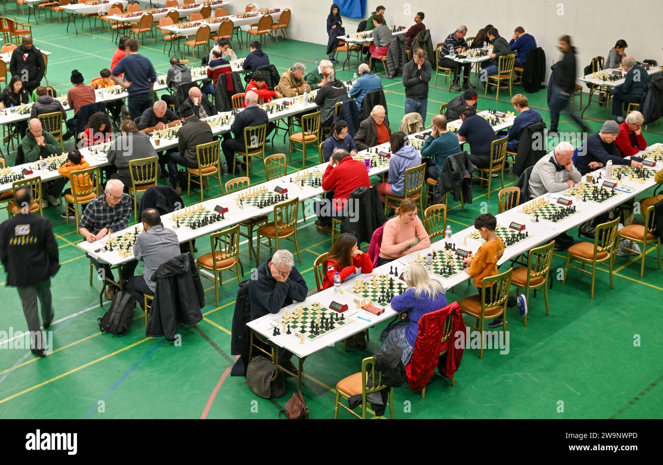 Hastings, Regno Unito. 29 dicembre 2023. Giocatori ai loro tavoli durante il Caplin Hastings International Chess Congress a Horntye Park, Hastings, East Sussex, Regno Unito. Crediti: LFP/Alamy Live News Foto Stock