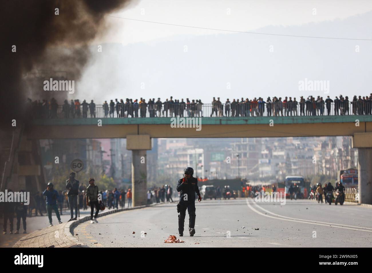 Gli studenti hanno visto per strada durante la dimostrazione. Due manifestanti sono morti durante una dimostrazione di candidati alla prova di lingua coreana a Balkumari, Lalitpur venerdì pomeriggio. Il sovrintendente della polizia Nawaraj Karki a Lalitpur Police Range ha detto che il 23enne Sujan Raut è stato dichiarato morto dopo aver raggiunto il KIST Medical College e l'ospedale per l'insegnamento. Allo stesso modo, il portavoce della polizia del Nepal Kuber Kadayat ha detto che Birendra Shah, che è stata anche ferita durante la protesta, è morto mentre era in cura. La causa di entrambi i decessi deve ancora essere accertata. Poco fa, i manifestanti hanno messo un veicolo di Ministro per P Foto Stock