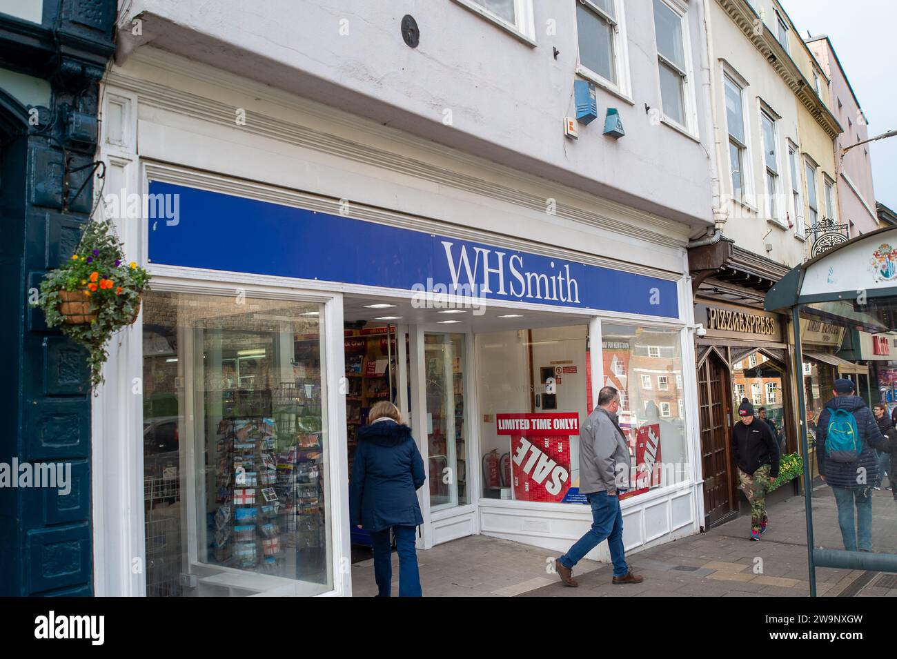 Windsor, Berkshire, Regno Unito. 29 dicembre 2023. Un negozio WHSmith a Windsor. Secondo quanto riferito, gli Smith stanno rebranding dei loro negozi in WHS. La gente era fuori a fare shopping al January Sales Today a Windsor, Berkshire. Alcuni negozi hanno fino al 50% di sconto e altri fino al 70% di sconto. Credito: Maureen McLean/Alamy Live News Foto Stock