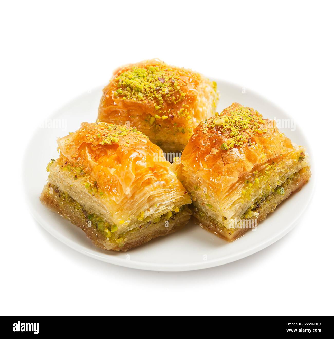 Baklava con pistacchi, 3 pezzi, su un piatto bianco, isolato, vista laterale Foto Stock