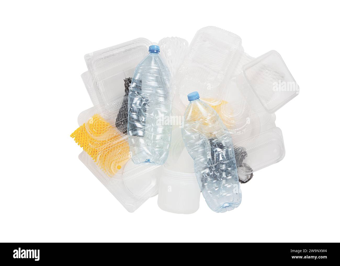 Bottiglie vuote, confezioni di alimenti da asporto, lattine, sacchetti, una rete volumetrica protettiva Foto Stock