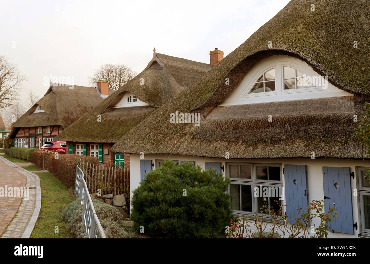 Ahrenshoop, Germania. 29 dicembre 2023. Tetti di paglia nella località balneare del Baltico. L'ufficio di Darß/Fischland ha pubblicato avvisi che informano i visitatori del regolamento legale che stabilisce una distanza minima di 200 metri dai tetti di paglia quando si avviano i fuochi d'artificio. I fuochi d'artificio sono quindi completamente vietati nel vicino villaggio di Ahrenshoop. Crediti: Bernd Wüstneck/dpa/ZB/dpa/Alamy Live News Foto Stock