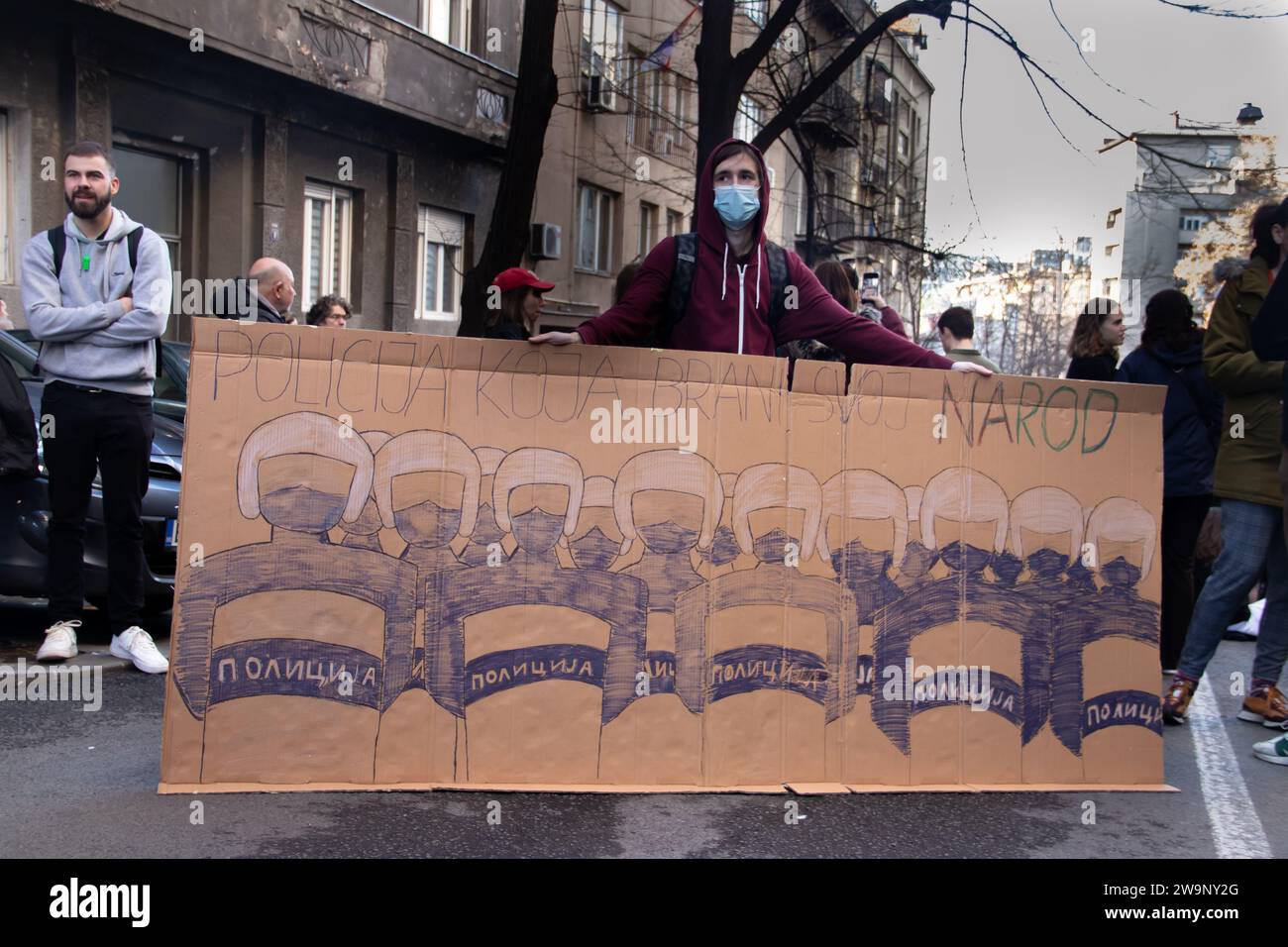 Protesta pacifica di strada degli studenti della Serbia, dopo che il governo serbo ha rubato le elezioni nel dicembre 2023, a Belgrado, capitale della Serbia. Foto Stock