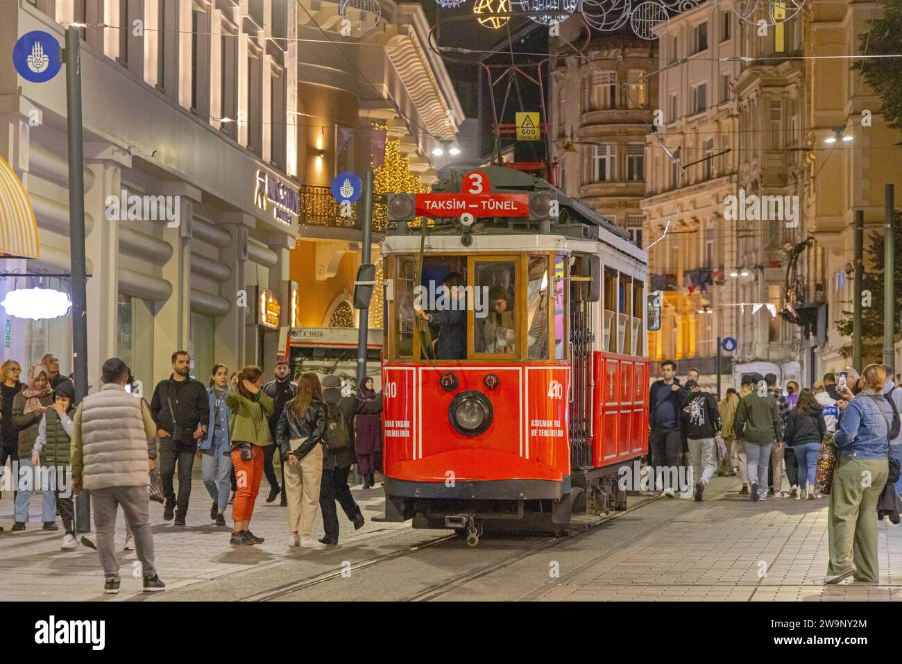 Istanbul, Turchia - 17 ottobre 2023: Tram Red Heritage presso Istikal Street Night Life in City. Foto Stock