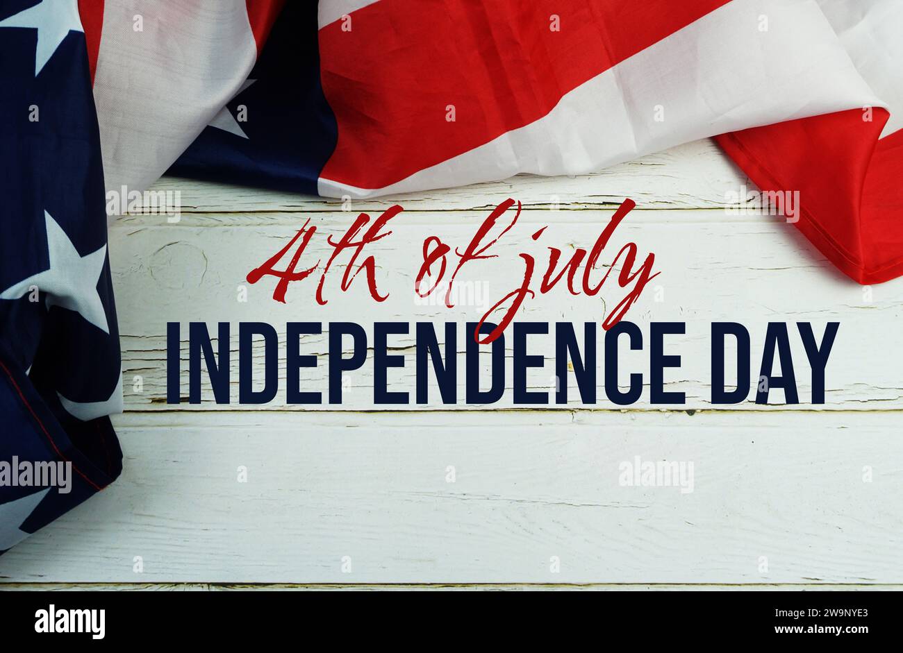 Buon quarto di luglio Independence Day messaggero di testo con la bandiera degli Stati Uniti su sfondo di legno Foto Stock
