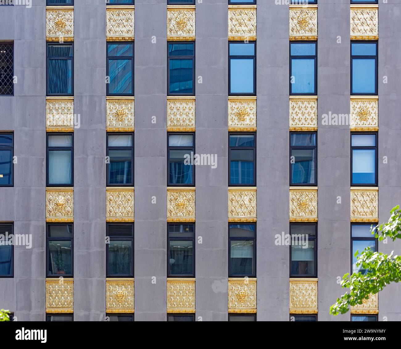 Fantasiose dorate e terracotta impreziosiscono la facciata in mattoni e pietra del Crown Building, progettato da Warren & Wetmore, 730 Fifth Avenue nel centro di Manhattan. Foto Stock