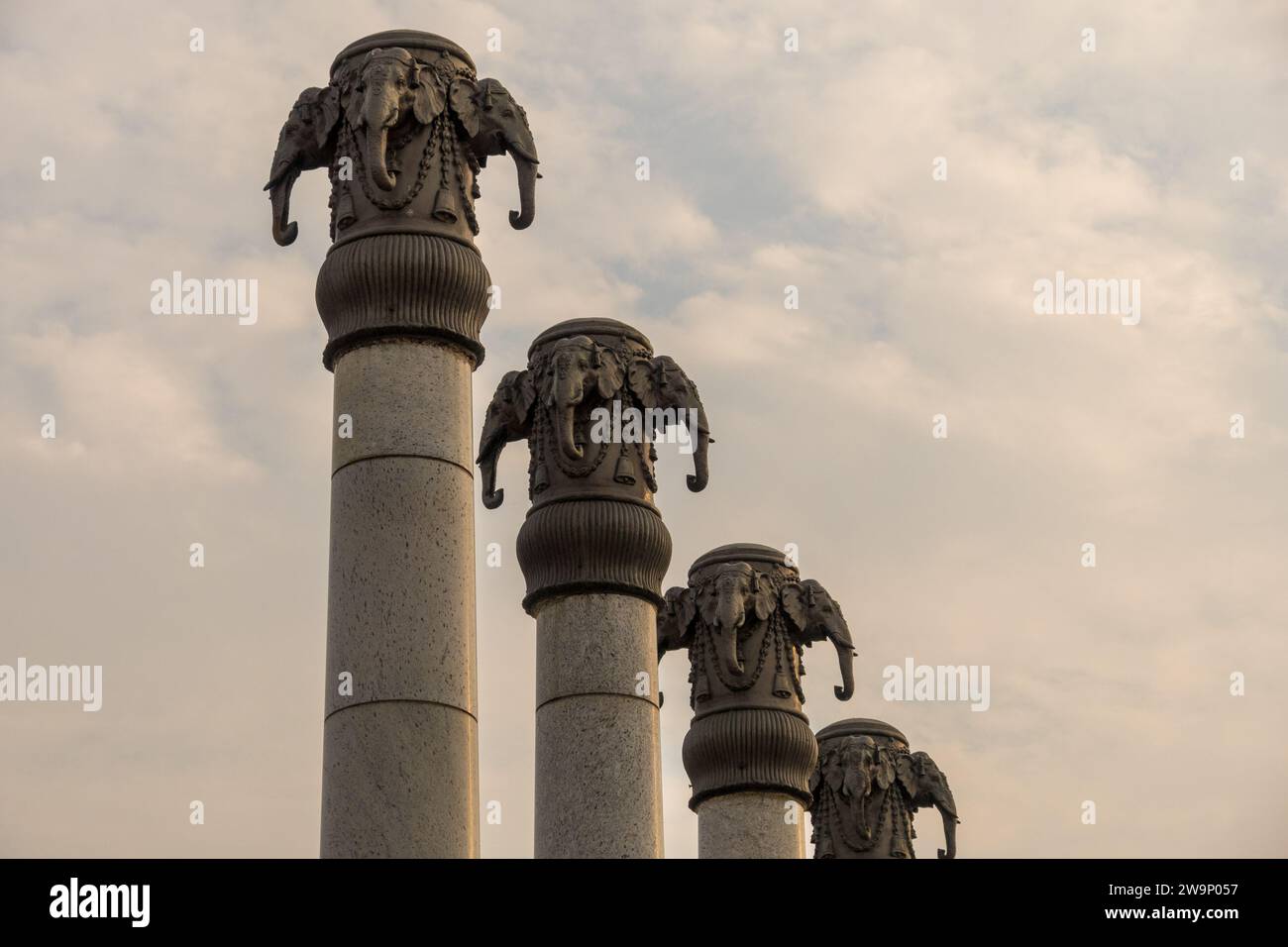 Teste di elefante in cima alle colonne del Dr. Babasaheb Ambedkar Memorial Park, Vipul Khand 2, Vipul Khand 3, Vipin Khand, Gomti Nagar, Lucknow, Uttar Prade Foto Stock
