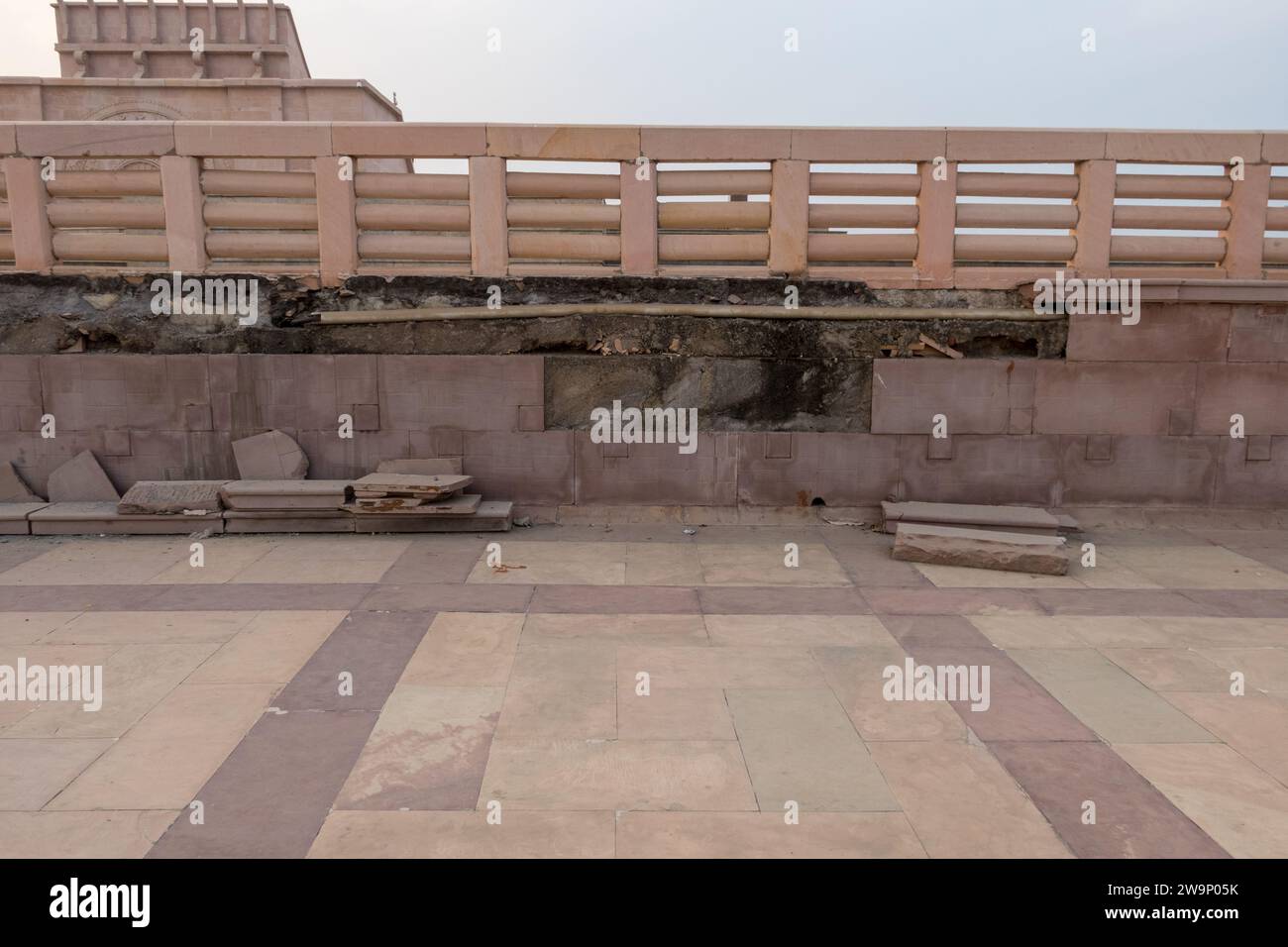 Anche se il lavoro è recente, il sito si sta rapidamente deteriorando. Dr. Babasaheb Ambedkar Memorial Park, Vipul Khand 2, Vipul Khand 3, Vipin Khand, Gomti Foto Stock