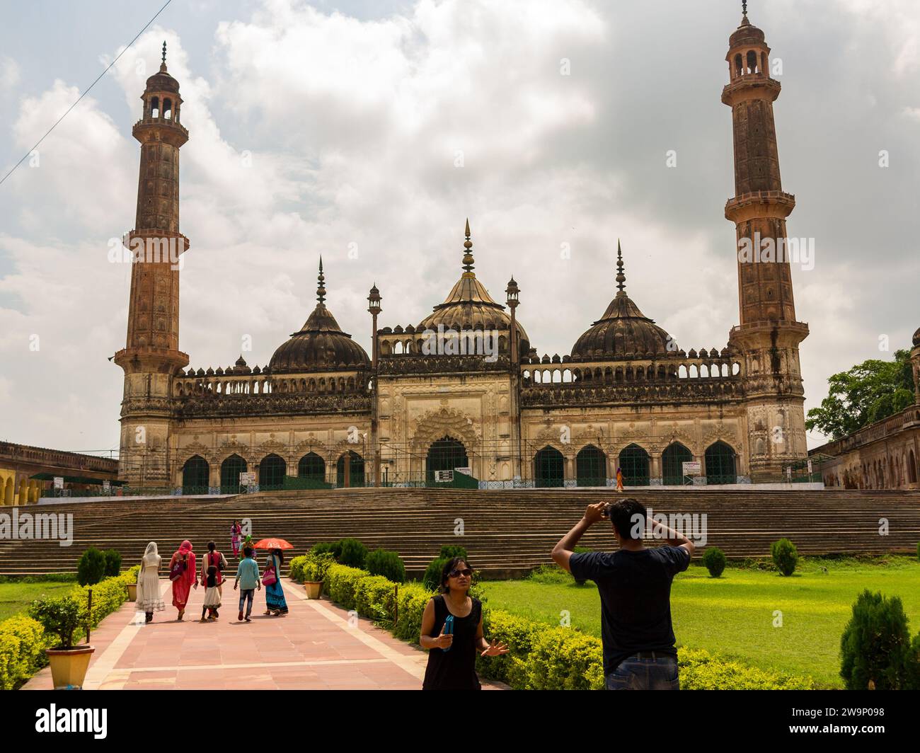 Moschea Asafi, sul sito di Imambara Bara, VW86+MQ3, Husainabad Trust Rd, Machchhi Bhavan, Lucknow, Uttar Pradesh 226003, India Foto Stock
