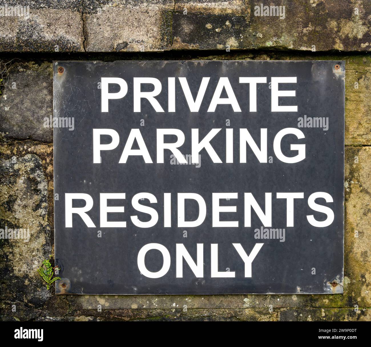 Cartello parcheggio privato riservato ai soli residenti Foto Stock