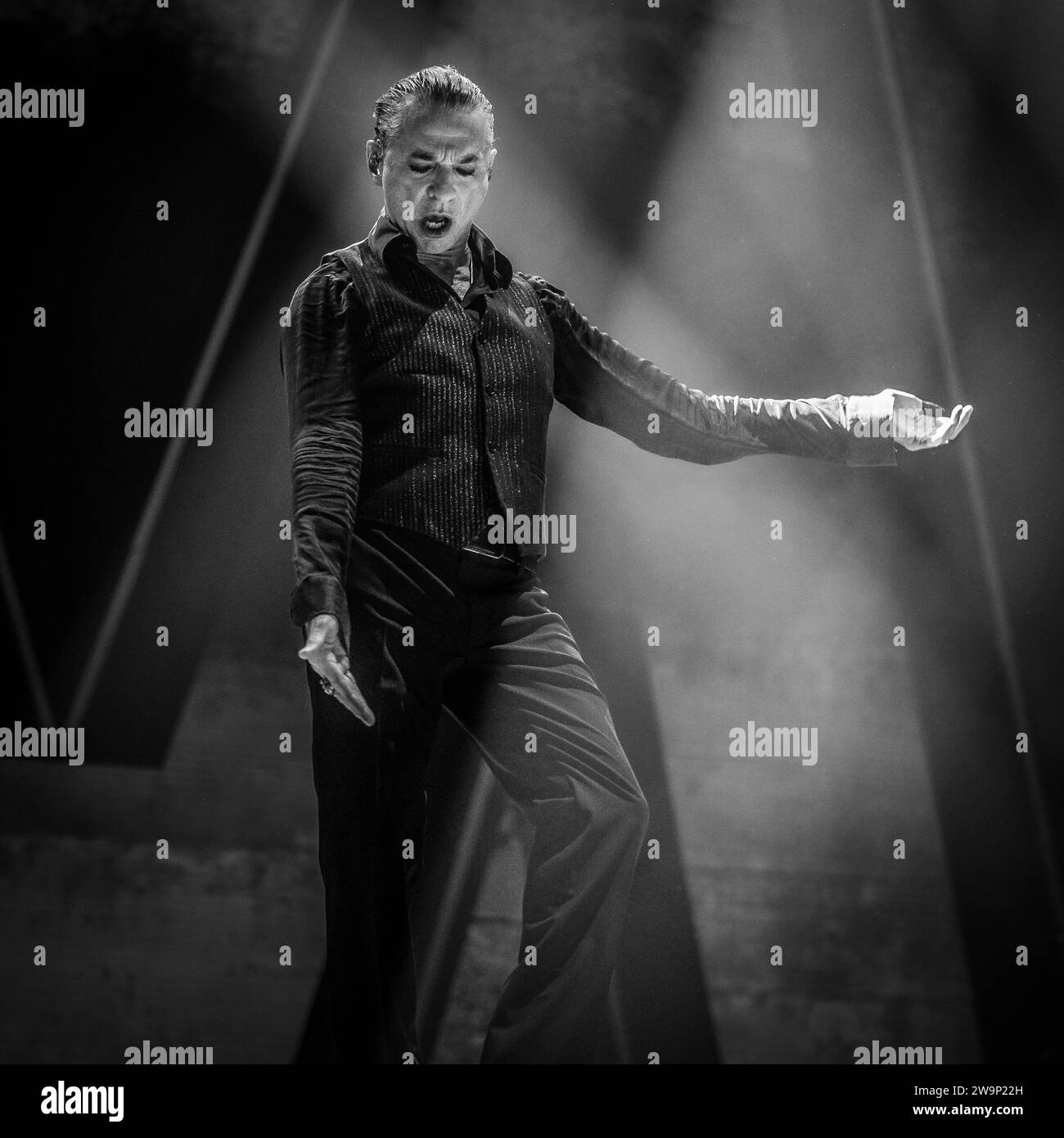 Dave Gahan dei Depeche Mode si esibisce dal vivo nel 2023 durante il tour Memento Mori Foto Stock