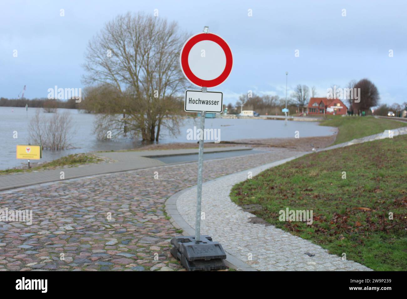 Wittenberge, Germania. 29 dicembre 2023. Di solito ci sono camper e roulotte a Nedwighafen sulle rive dell'Elba. Ora l'area è inondata di acqua e fango. Secondo le previsioni, il livello dell'acqua dovrebbe raggiungere i 5,45 metri il venerdì sera. Si prevede che salirà a 6,15 metri entro il nuovo anno. Crediti: Oliver Gierens/dpa/Alamy Live News Foto Stock