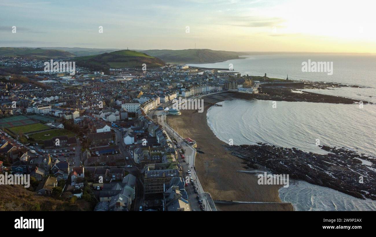 Foto con drone al tramonto su Aberystwyth di fronte a sud sulla città. Foto Stock