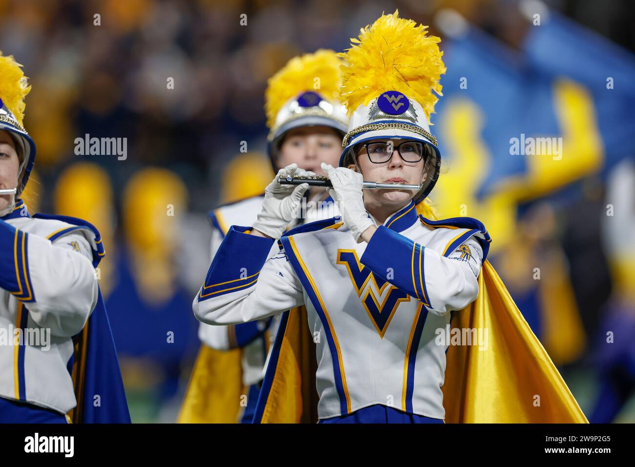 27 dicembre 2023; Charlotte, NC, Stati Uniti; West Virginia Mountaineers marching band si esibisce a metà durante il Duke's Mayo Bowl An alla Bank of American Foto Stock