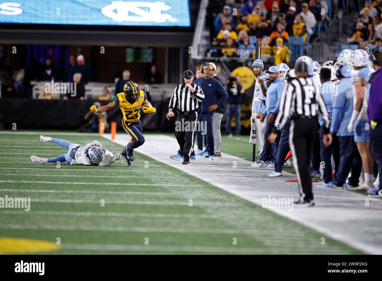 27 dicembre 2023; Charlotte, NC, Stati Uniti; il running back dei West Virginia Mountaineers Jahiem White (22) corre con la palla durante il Duke's Mayo Bowl contro Th Foto Stock