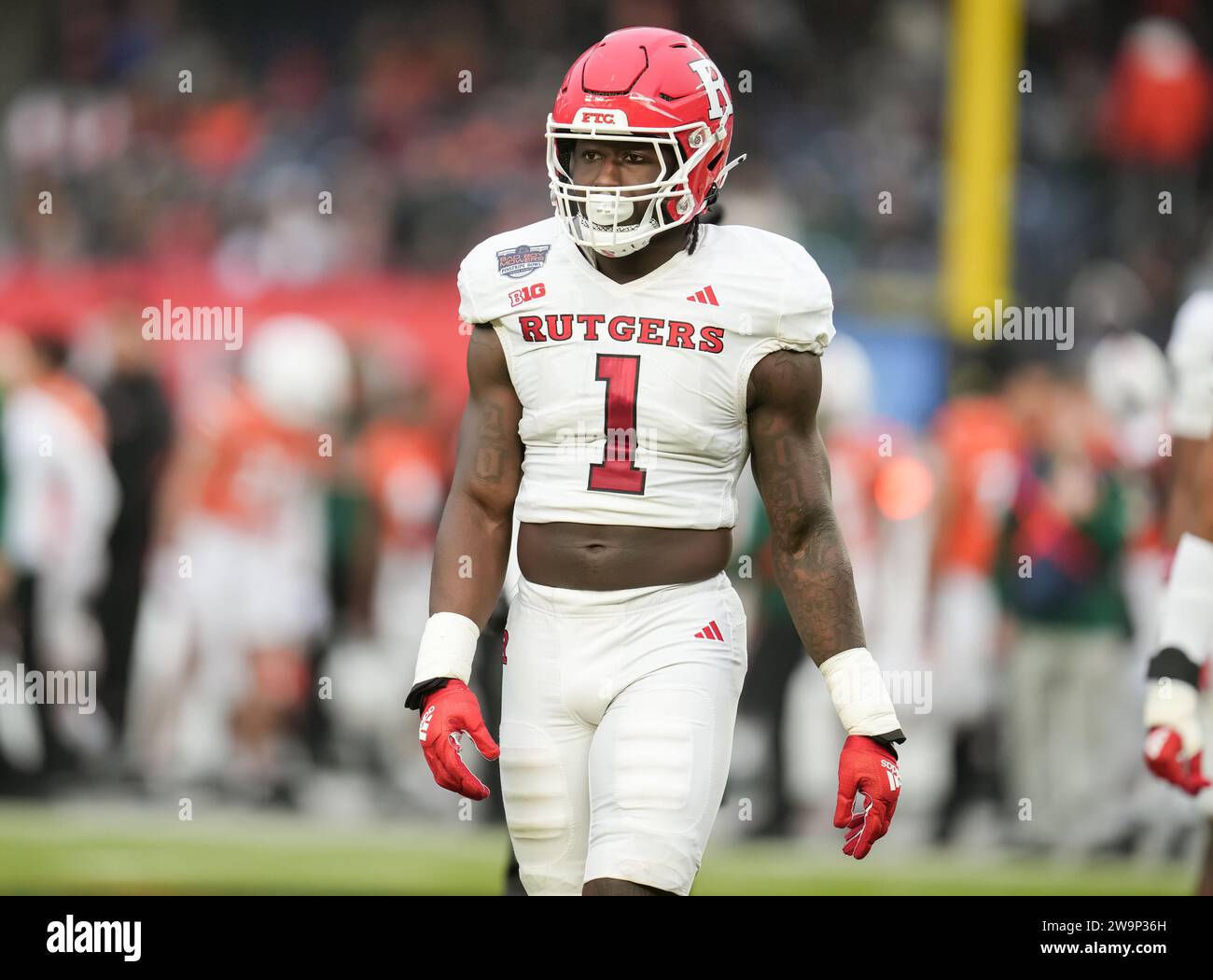 Il linebacker dei Rutgers Scarlet Knights Mohamed Toure (1) durante il primo quarto della partita di football universitario dei Boy Mowers Pinstripe Bowl tra i Rutgers Scarlet Knights e i Miami Hurricanes il 28 dicembre 2023 allo Yankee Stadium nel Bronx, New York. Rutgers batte Miami 31-21 (David Venezia / immagine dello sport) Foto Stock