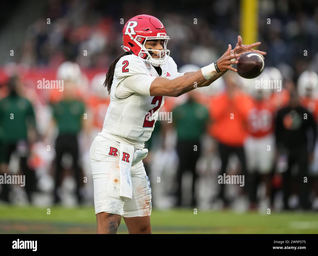 Il quarterback dei Rutgers Scarlet Knights, Gavin Wimsatt (2), prese lo snap durante il primo quarto della partita di football universitario dei Boy Mowers Pinstripe Bowl tra i Rutgers Scarlet Knights e i Miami Hurricanes il 28 dicembre 2023 allo Yankee Stadium nel Bronx, New York. Rutgers batte Miami 31-21 (David Venezia / immagine dello sport) Foto Stock