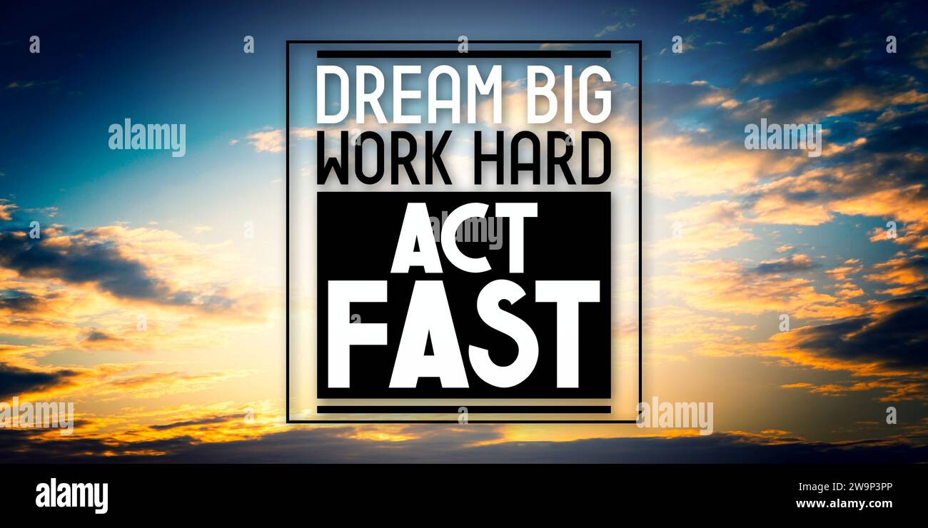 Sognate in grande, lavorate sodo, agite in fretta: Citazione ispiratrice e cielo al tramonto Foto Stock
