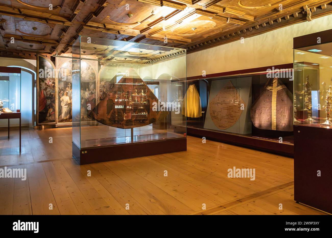 Hofburg, Museo Diocesano, Bressanone (Bressanone), alto Adige, Italia-12 giugno 2023: Mostra d'arte medievale nella sala interna del Museo. Foto Stock