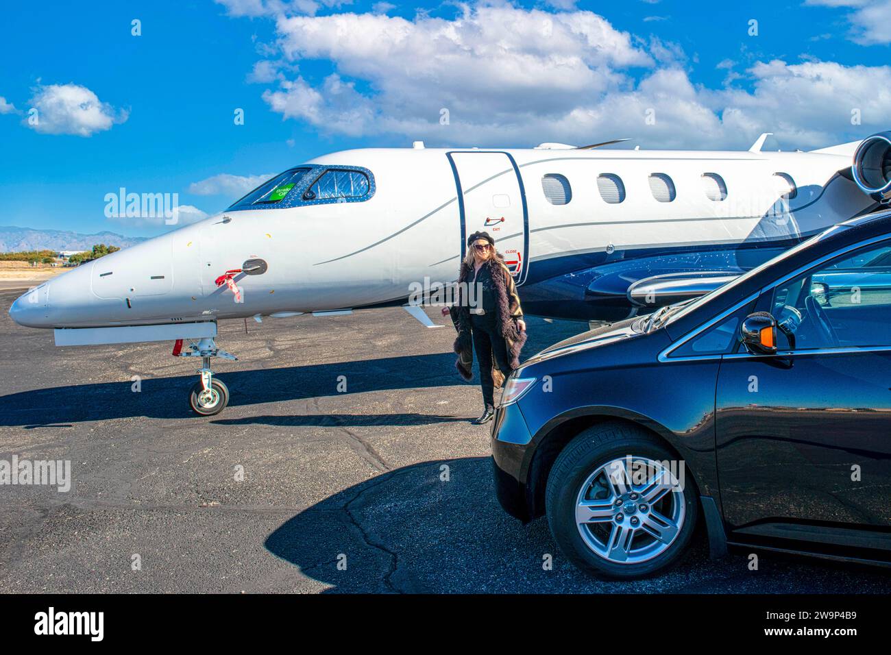 Problema del primo mondo - una persona VIP aspetta fuori da un jet privato bloccato mentre il pilota è in ritardo. Foto Stock