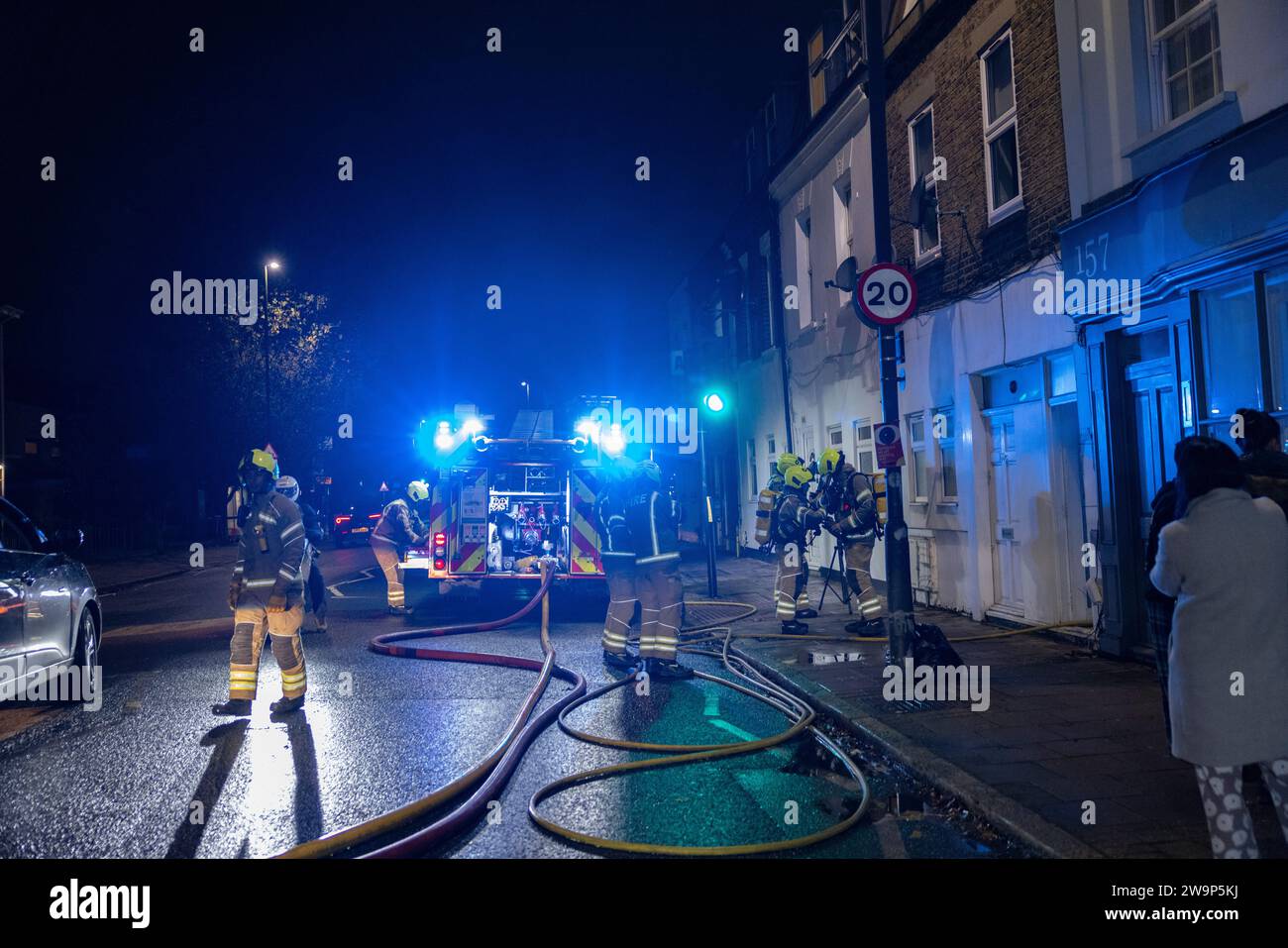 I vigili del fuoco di Londra hanno spento un incendio all'interno di un appartamento al primo piano in Kingston Road di notte, South Wimbledon, Southwest London, Inghilterra, Regno Unito Foto Stock