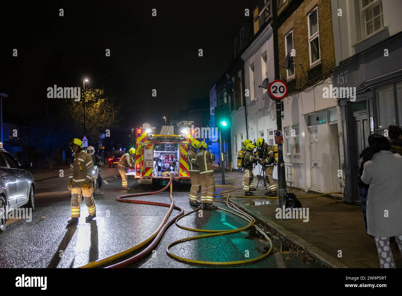 I vigili del fuoco di Londra hanno spento un incendio all'interno di un appartamento al primo piano in Kingston Road di notte, South Wimbledon, Southwest London, Inghilterra, Regno Unito Foto Stock